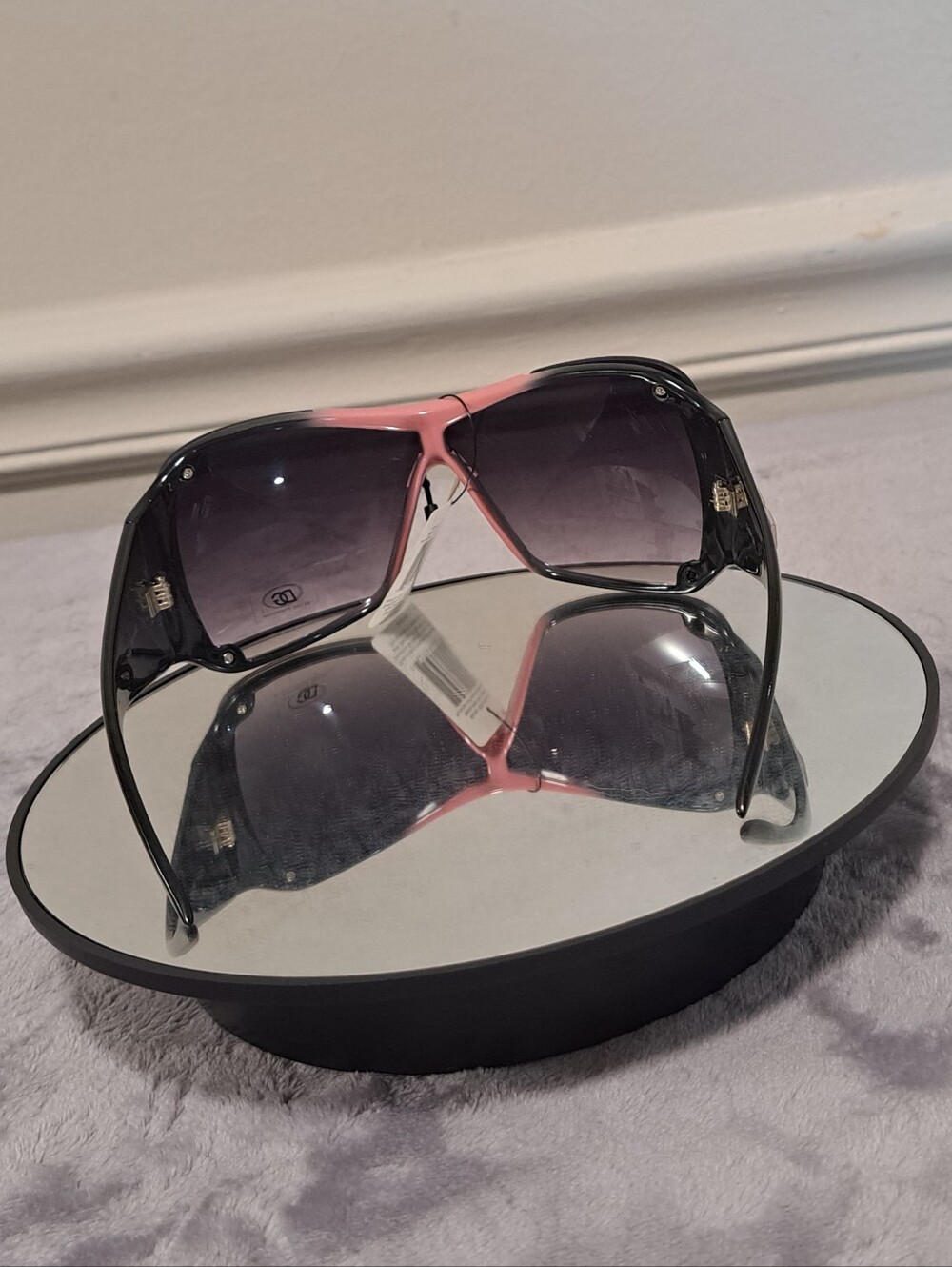 DG oversized FASHION ONLY DG shield sunglasses in black - Picture 5 of 7